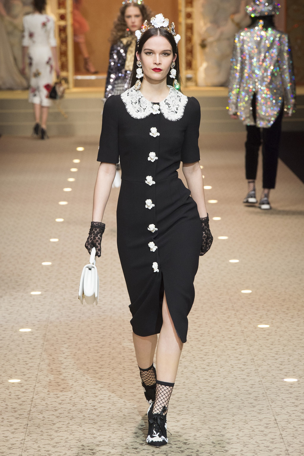 Dolce & Gabbana dùng máy bay thay thế người mẫu trên sàn diễn